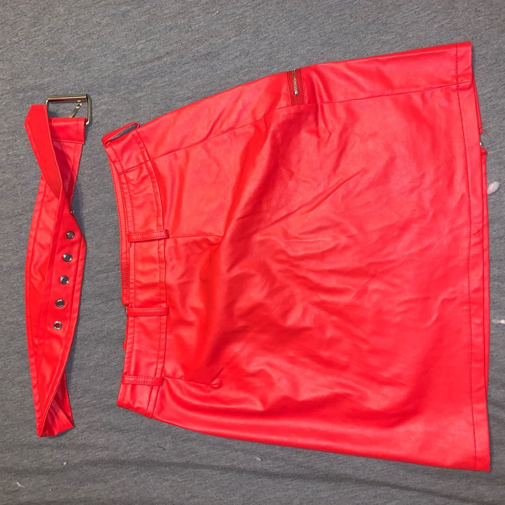 Red faux leather skirt + matching belt - Picture 2 of 2